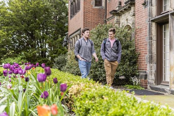 Photo of two Chatham University 学生 walking on 足球波胆平台 together